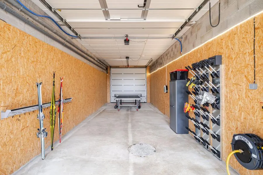 Garage fermé pour ranger le matériel de ski