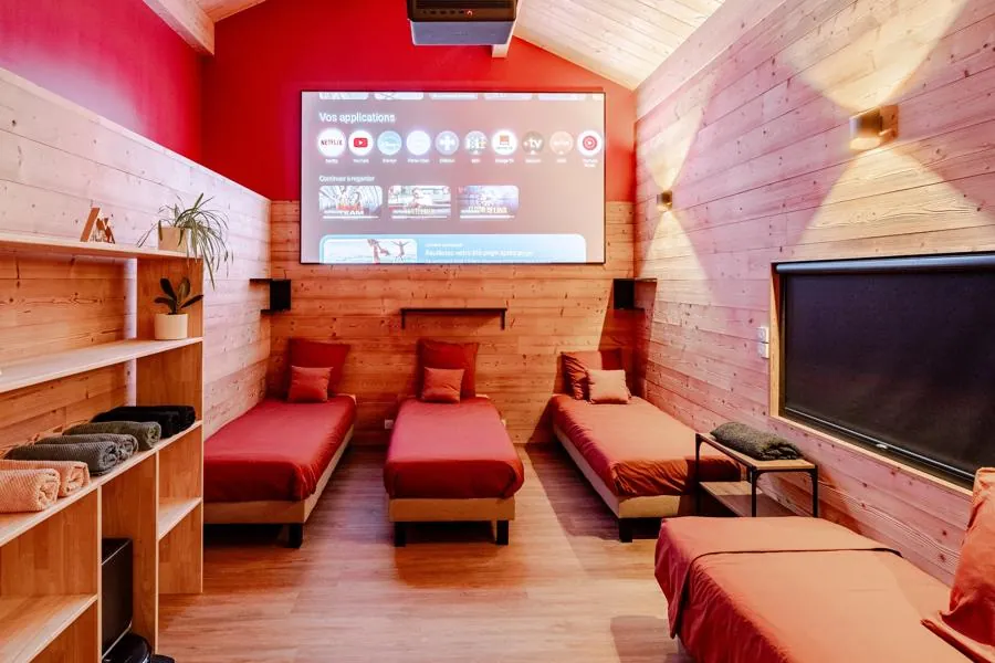 Salle cinéma avec vidéoprojecteur et écran 130 pouces dans le chalet