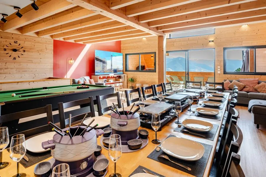 Grande table dressée pour une fondue entre amis au Chalet Quiétude