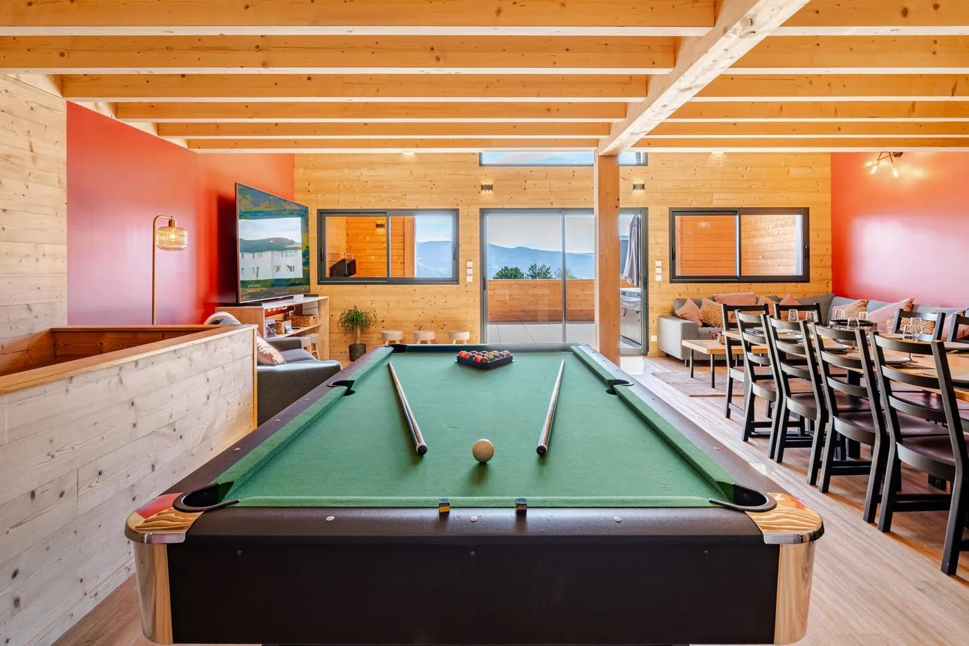 Billard dans la pièce de vie du chalet, pour un EVJF ou EVG à Font-Romeu
