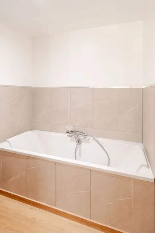 Salle de bain avec baignoire