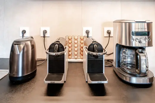 Cafetières Nespresso et bouilloire