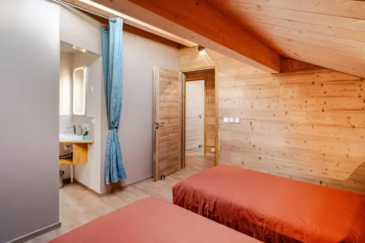 Suite avec salle d'eau séparée par un rideau