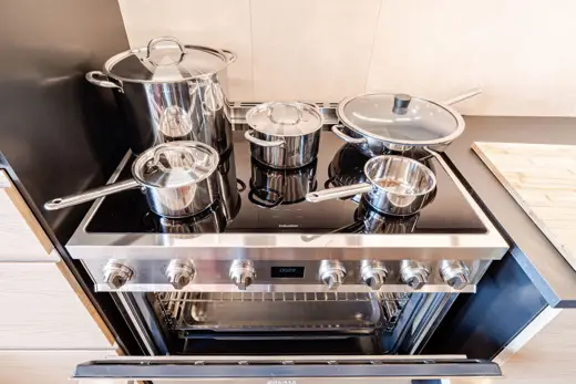 Piano de cuisson et casseroles