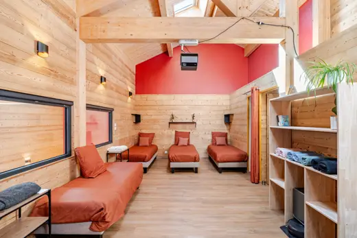 Dortoir avec coin cinéma
