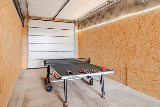 Table de ping-pong dans le garage