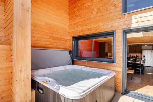 Jacuzzi et façade du chalet