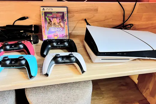 PS5 avec quatre manettes