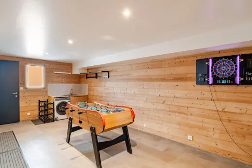 Salle de jeux avec baby-foot et fléchettes