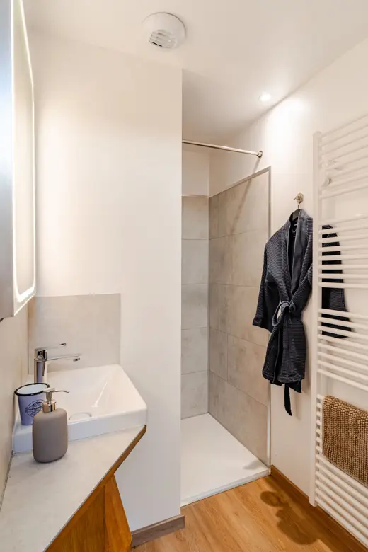 Salle d'eau avec douche à l'italienne