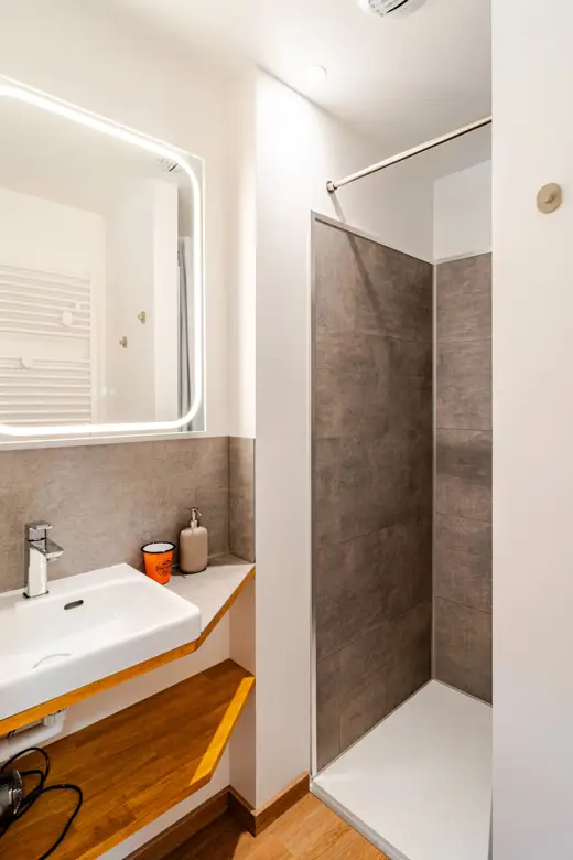 Salle d'eau avec douche et miroir