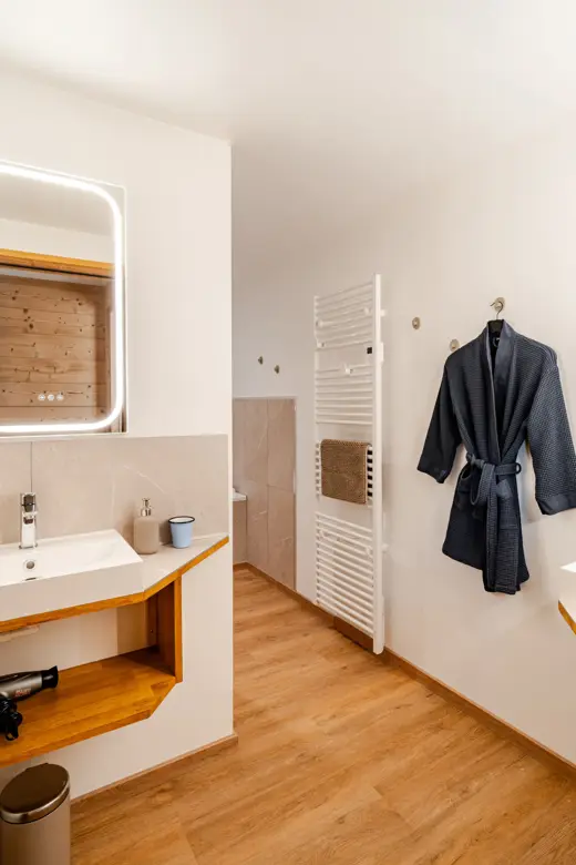 Salle d'eau avec WC et peignoir
