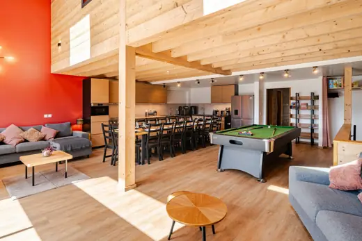 Séjour du Chalet Quiétude avec billard et grande table
