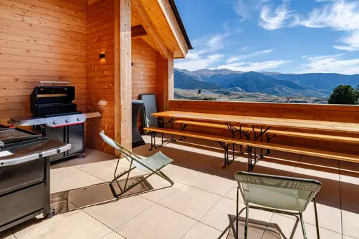 Plancha et table sur la terrasse