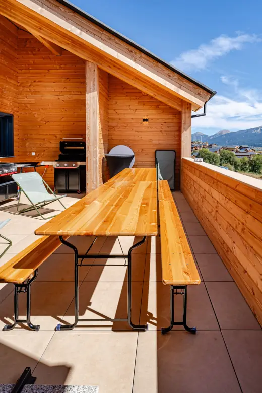 Grande table et bancs sur la terrasse