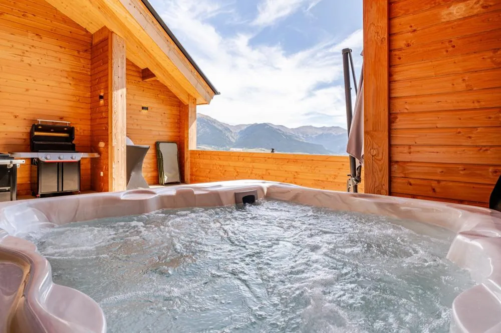 Jacuzzi 6 places sur la terrasse du chalet, vue sur les montagnes de Font-Romeu